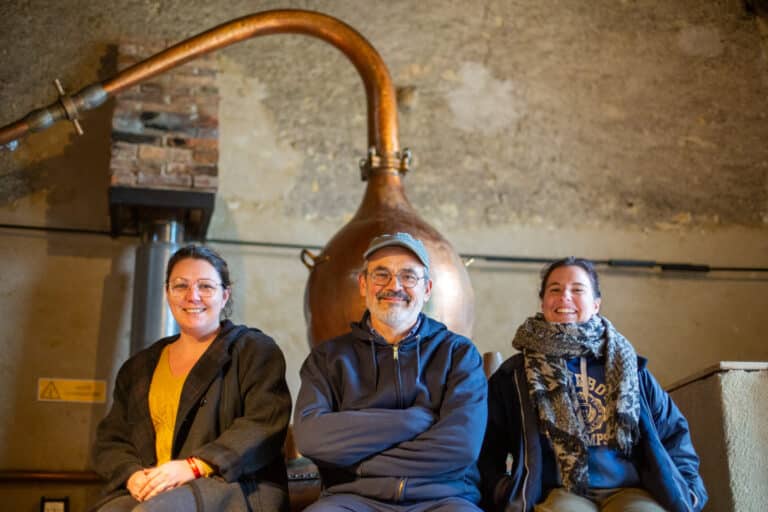Thomas, Chloé et Virginie devant l'alambic