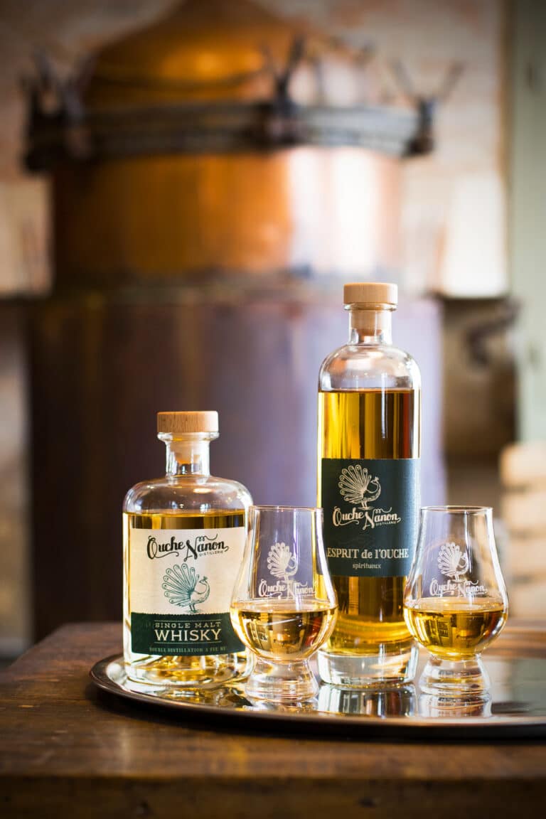 Bouteilles de Single New Malt et Esprit de Louche avec leur verre servis sur un plateau
